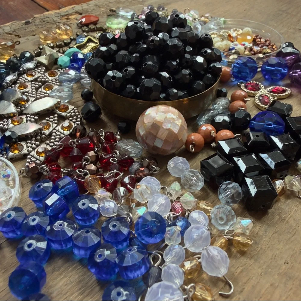 Assorted rhinestone & faceted bead charm mixed lot var materials hi low vtg mod